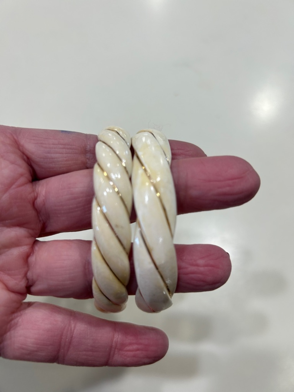 One of two Elegant Ivory with 14 Karat Gold Wire Twisted Bracelet. - Picture 8 of 8